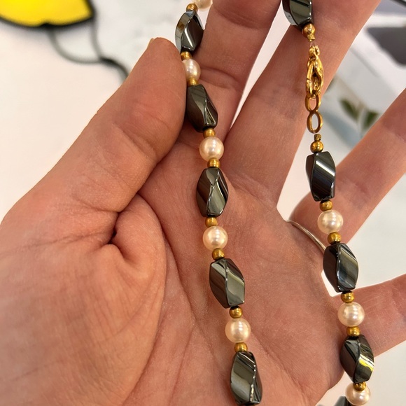 Vintage hematite jewelry from Kauai. Necklace and earrings set! - Picture 3 of 3